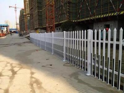 PVC塑鋼護欄 現(xiàn)代社區(qū)與園林景觀的多功能守護者