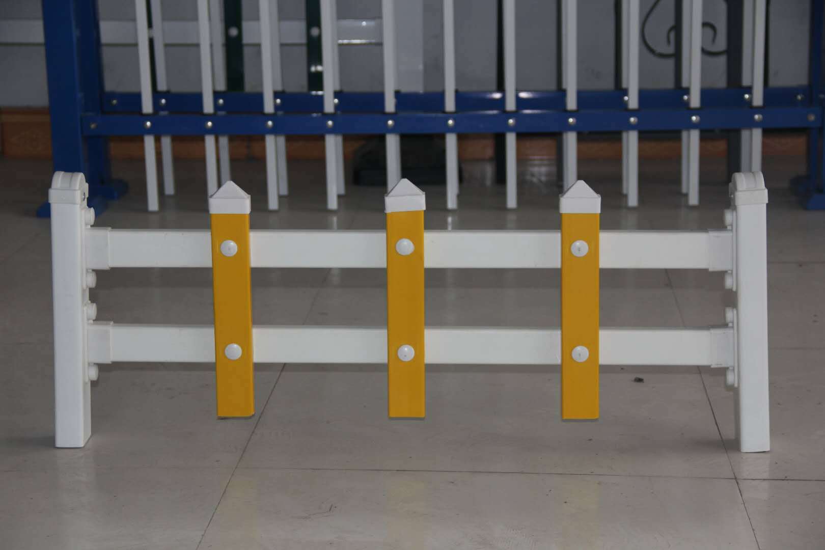 PVC塑鋼草坪護欄 市政綠化、社區園藝與校園環境的守護者